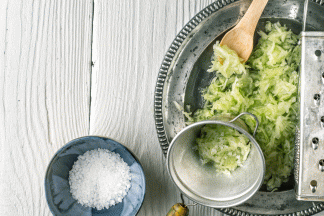 Recept Okurkový salát s cibulí